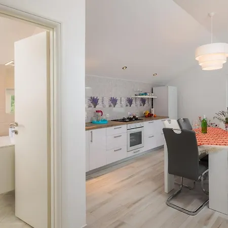 A8 - Modern Apt With Terrace 3 Min Walk To Beach