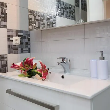 A8 - Modern Apt With Terrace 3 Min Walk To Beach