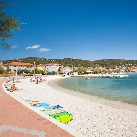 A8 - Modern Apt With Terrace 3 Min Walk To Beach Vinišće