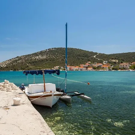 Appartement A8 - Modern Apt With Terrace 3 Min Walk To Beach Vinišće