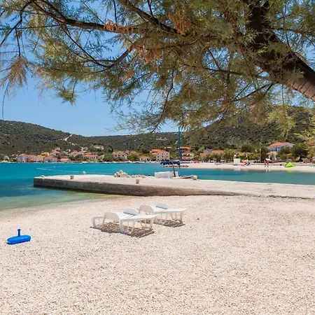 Appartement A8 - Modern Apt With Terrace 3 Min Walk To Beach Vinišće