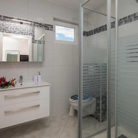 A8 - Modern Apt With Terrace 3 Min Walk To Beach Appartement *